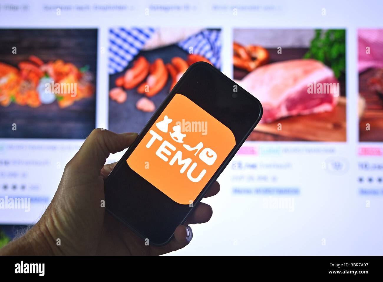 TEMU. Themnfoto. Chinesische Billigplattform: Temu will den Lebensmittelmarkt aufmischen und auch Lebensmittel von lokalen Anbietern verkaufen. Bereits jetzt bieter Die Online Plattform Fliesch-und Wurstwaren eines lokalen Anbieters aus Bayern An. *** Themnfoto TEMU piattaforma cinese a basso costo Temu vuole scuotere il mercato alimentare e anche vendere cibo da fornitori locali la piattaforma online sta già offrendo carne e salsicce prodotti da un fornitore locale in Baviera Foto Stock