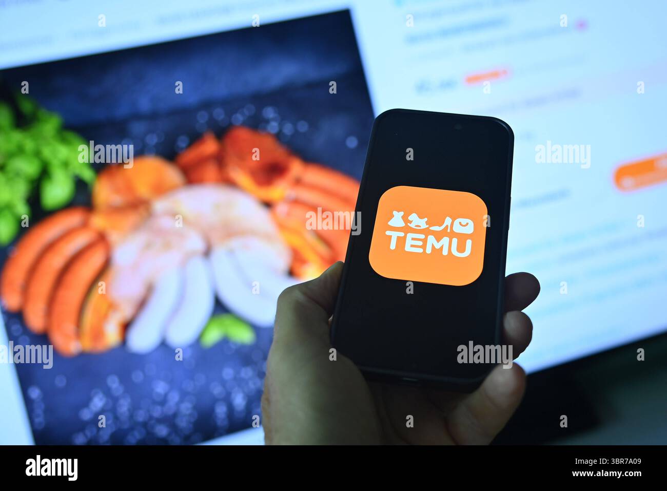 TEMU. Themnfoto. Chinesische Billigplattform: Temu will den Lebensmittelmarkt aufmischen und auch Lebensmittel von lokalen Anbietern verkaufen. Bereits jetzt bieter Die Online Plattform Fliesch-und Wurstwaren eines lokalen Anbieters aus Bayern An. *** Themnfoto TEMU piattaforma cinese a basso costo Temu vuole scuotere il mercato alimentare e anche vendere cibo da fornitori locali la piattaforma online sta già offrendo carne e salsicce prodotti da un fornitore locale in Baviera Foto Stock