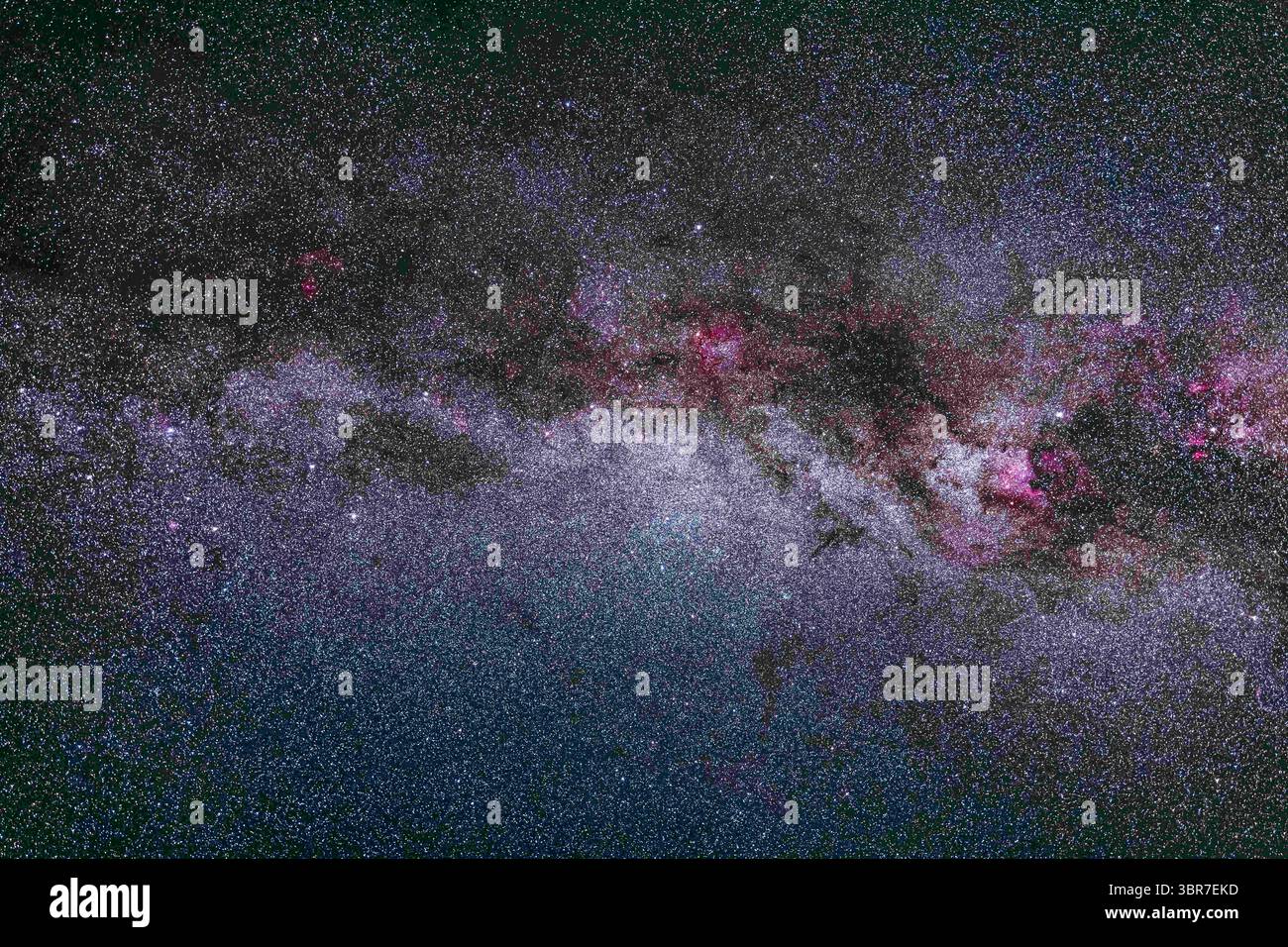 29 ottobre 2019, Alberta, Canada: Un'immagine di prova della via Lattea autunnale settentrionale da Cassiopeia a sinistra a Cygnus settentrionale a destra. La luminosa nebulosa nordamericana e la buia nebulosa Clkoud Nebula si trovano proprio vicino a Deneb. IC 1396 a Cepehus è al centro. Questo è stato realizzato con l'obiettivo Canon RF 15-35mm completamente aperto a f/2,8 e a una lunghezza focale di 35mm e con la fotocamera Canon EOS Ra a ISO 800 per una pila di due esposizioni monitorate di 2 minuti. Preso come parte del test della fotocamera e dell'obiettivo. (Immagine di credito: © Alan Dyer/VW Pics tramite filo ZUMA) Foto Stock