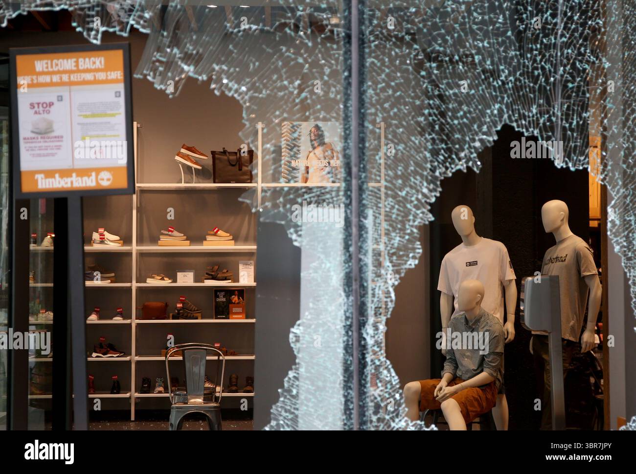10 agosto 2020, Chicago, Illinois, USA: Windows sono stati frantumati dai saccheggiatori a Timberland su Michigan Ave., dopo saccheggi e violenze di prima mattina a Chicago, lunedì 10 agosto 2020. (Immagine di credito: © TNS via cavo ZUMA) Foto Stock