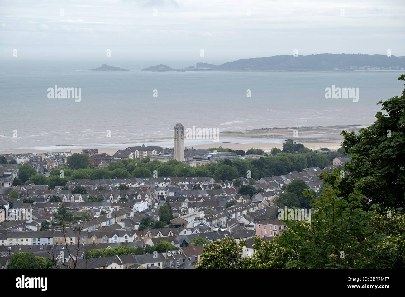 Vista della Baia di Swansea dall'alto sopra la citta' verso la Torre di Brangwyn Hall e in lontananza, le Mumbles il 27 giugno 2025 a Swansea, Galles, Regno Unito. Swansea è una città e contea sulla costa meridionale del Galles. Foto Stock