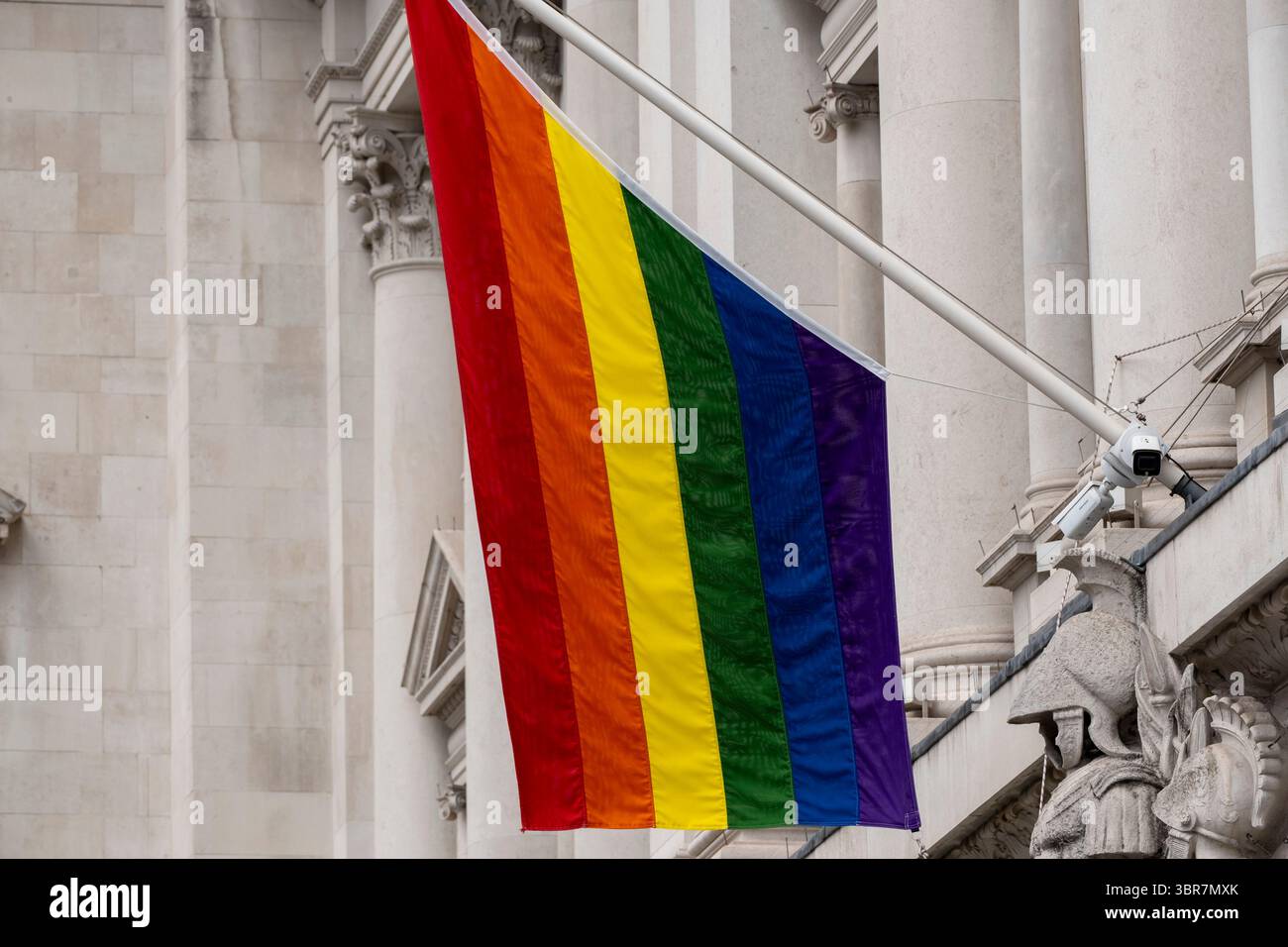 Bandiera arcobaleno del movimento Pride il 7 luglio 2025 a Londra, Regno Unito. La bandiera arcobaleno, comunemente la bandiera dell'orgoglio gay e talvolta la bandiera dell'orgoglio LGBT, è un simbolo dell'orgoglio LGBT e dei movimenti sociali LGBT lesbici, gay, bisessuali e transgender. È in uso dagli anni '1970 Foto Stock