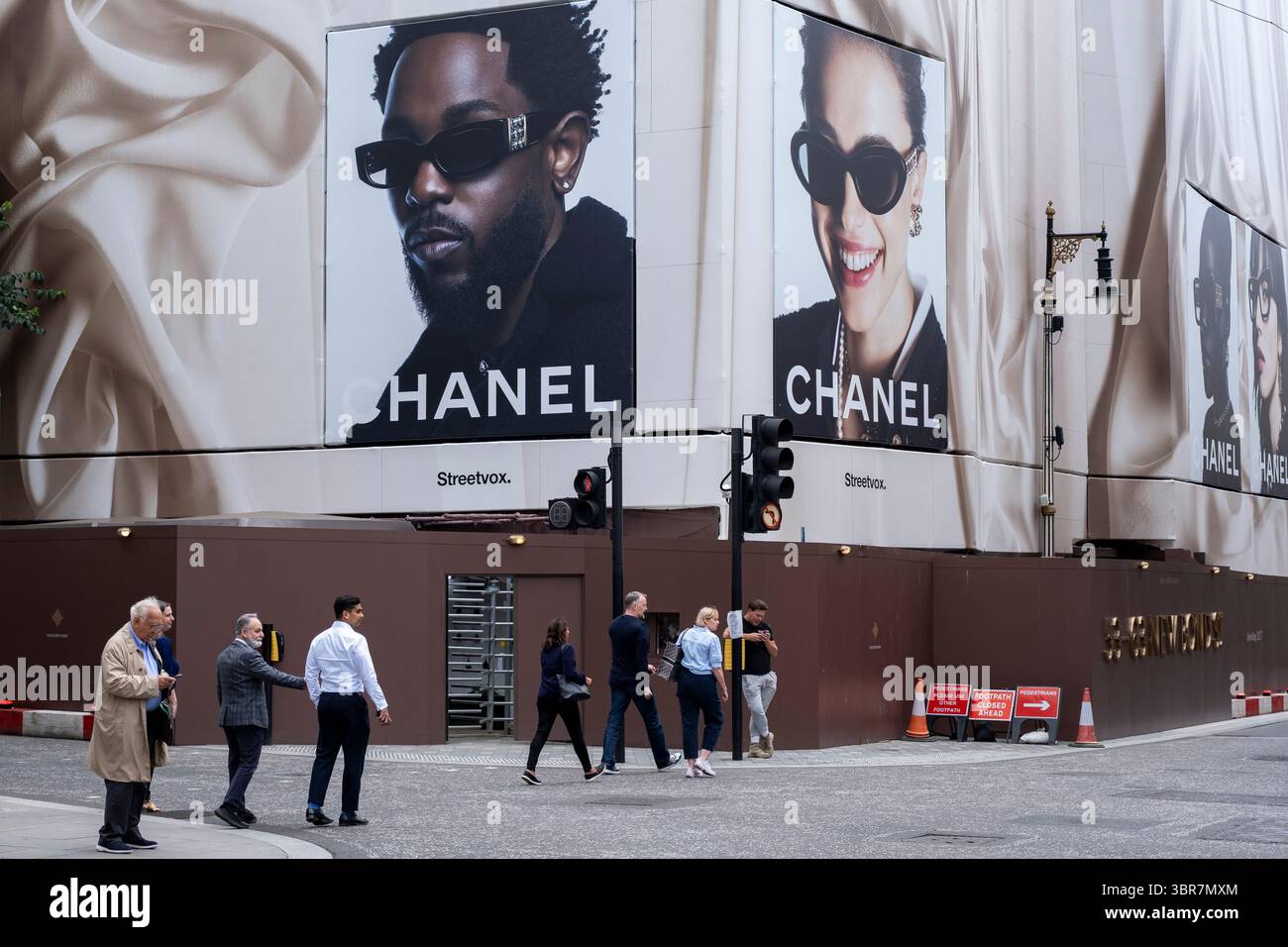 Chanel si trova nell'ex edificio Fenwick, in fase di ristrutturazione al 53-63 di New Bond Street il 7 luglio 2025 a Londra, Regno Unito. Bond Street è una delle strade principali del quartiere dello shopping del West End ed è molto elegante. E' stata una strada di shopping alla moda dal XVIII secolo. Il ricco e ricco negozio qui, principalmente per la moda di lusso e gioielli. Foto Stock