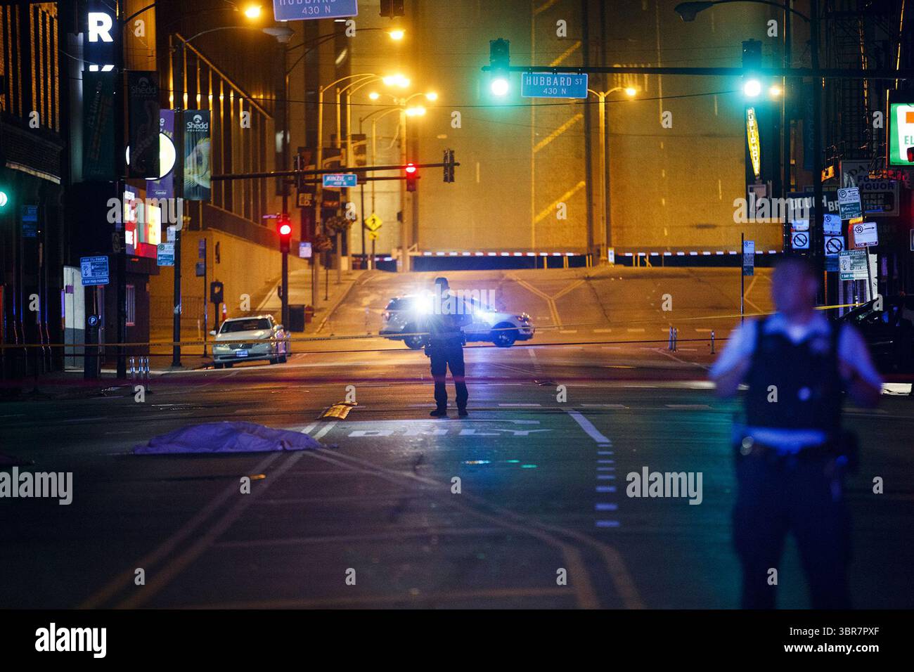 12 agosto 2020, Chicago, Illinois, USA: Lavoro di polizia la scena in cui una donna è stata uccisa dopo essere stata colpita da un veicolo che è fuggito dalla scena nel blocco 0-100 di East Hubbard Street, lunedì 10 agosto 2020 a Chicago. (Immagine di credito: © TNS via cavo ZUMA) Foto Stock