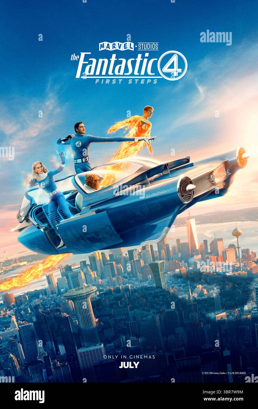 The Fantastic Four: First Steps (2025) diretto da Matt Shakman e interpretato da Pedro Pascal, Vanessa Kirby, Joseph Quinn. I fantastici quattro devono difendere la Terra da un celeberrimo dio spaziale chiamato Galactus e dal suo enigmatico Herald, Silver Surfer. SOLO PER L'USO EDITORIALE del poster STATUNITENSE. Crediti: BFA / Walt Disney Studios Motion Pictures Foto Stock