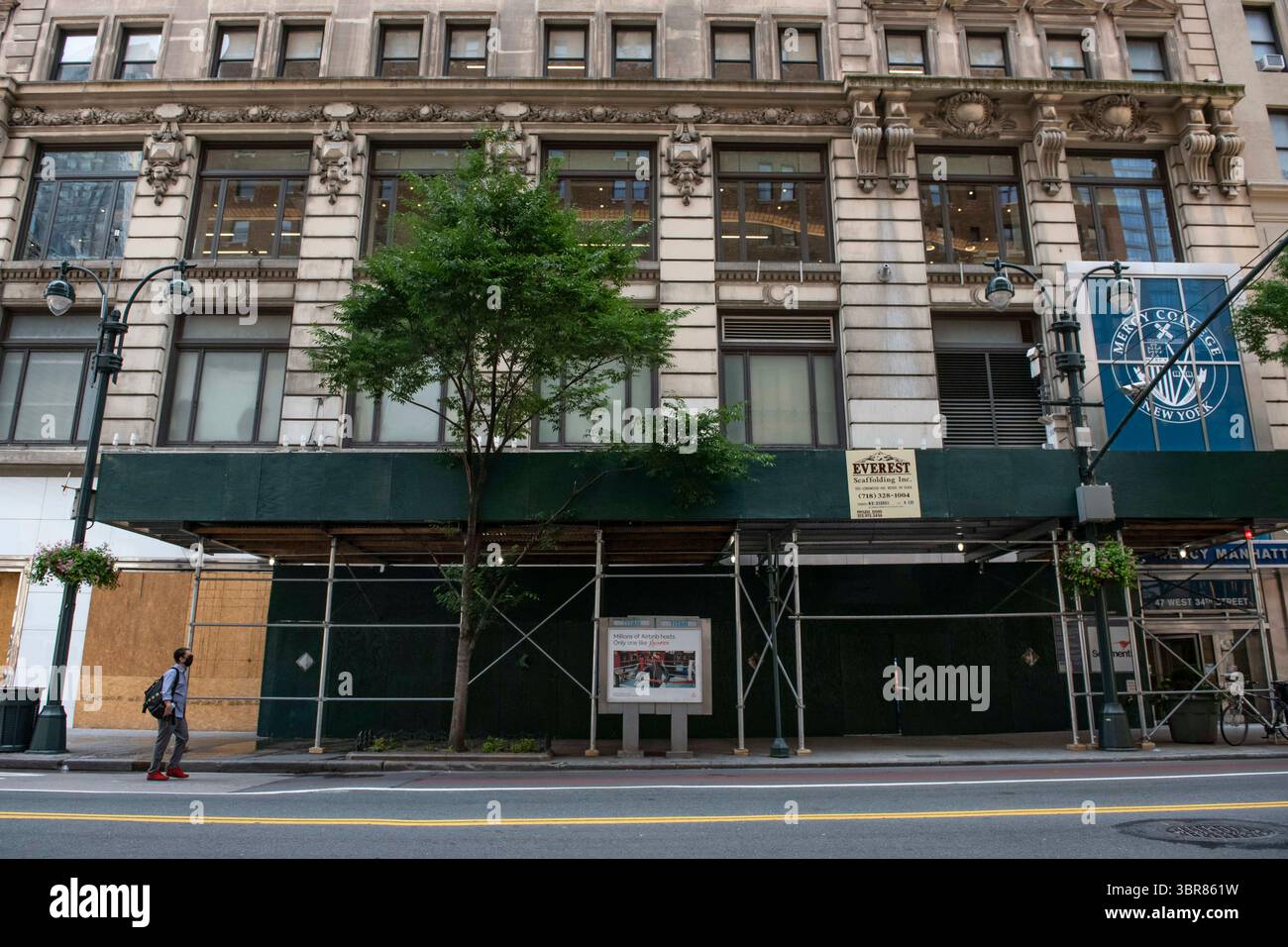 17 agosto 2020: Un importante punto vendita al dettaglio rimane chiuso sulla 34th Street a Herald Square a causa della pandemia di Covid-19 a Manhattan, New York. Credito obbligatorio: Kostas Lymperopoulos/CSM (immagine di credito: &Copy; Kostas Lymperopoulos/CSM tramite filo ZUMA) Foto Stock