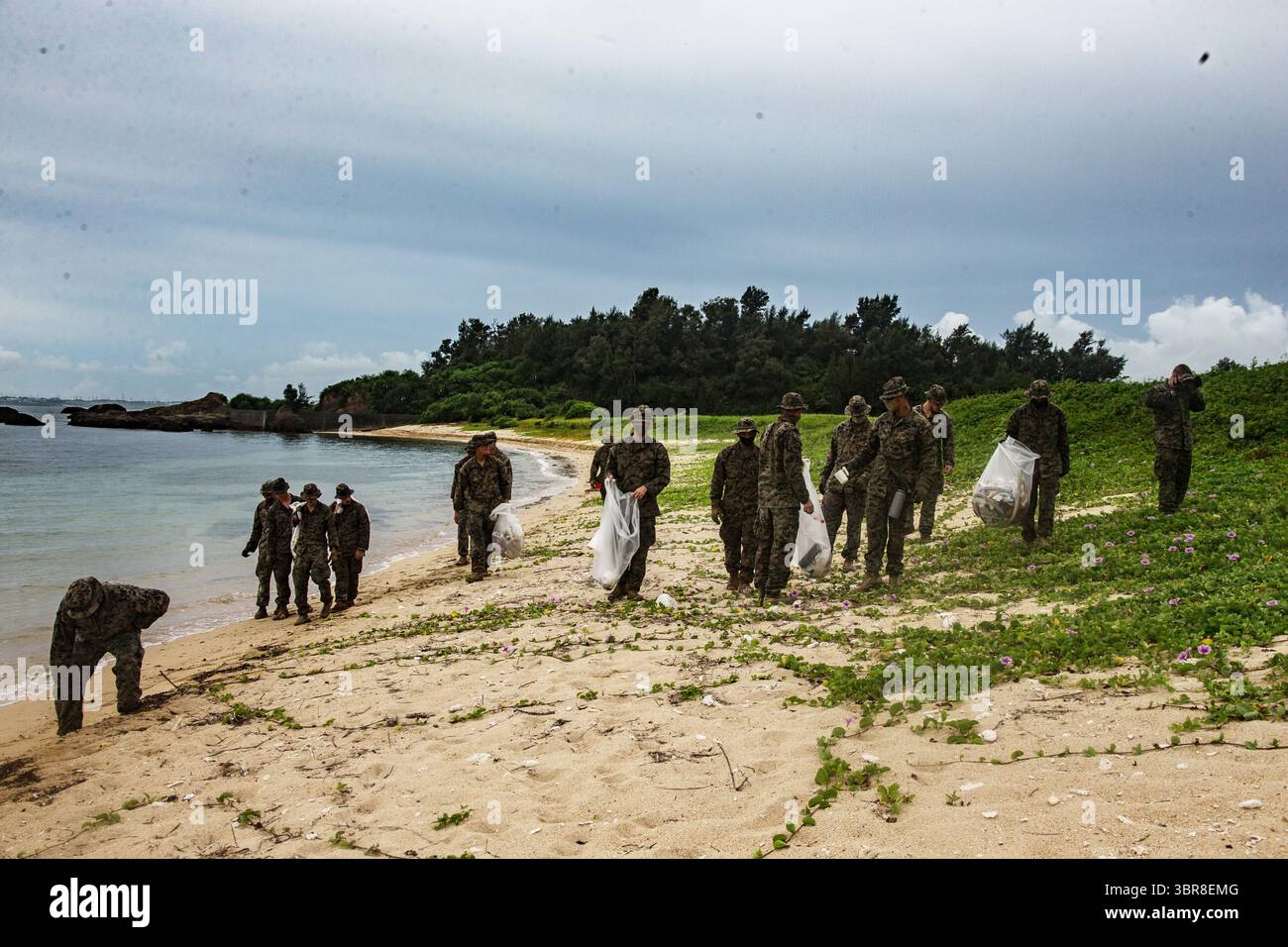 25 luglio 2020 - Kin Blue, Okinawa, Giappone - Marines con la squadra anti-armatura combinata 1 (CAAT), Battalion Landing Team, 2nd Battalion, 4th Marines, 31st Marine Expeditionary Unit (MEU), pulire la spiaggia di Kin Blue, Okinawa, Giappone, 25 luglio 2020. Al termine del loro addestramento, CAAT-1 ha raccolto la spazzatura che era stata lavata sulla spiaggia per lasciare l'ambiente migliore di quello che avevano trovato. Il 31° MEU, il Marine Corpsâ€™ solo MEU continuamente schierato in avanti, fornisce una forza flessibile e letale pronta a eseguire un'ampia gamma di operazioni militari come la principale forza di risposta alle crisi in th Foto Stock