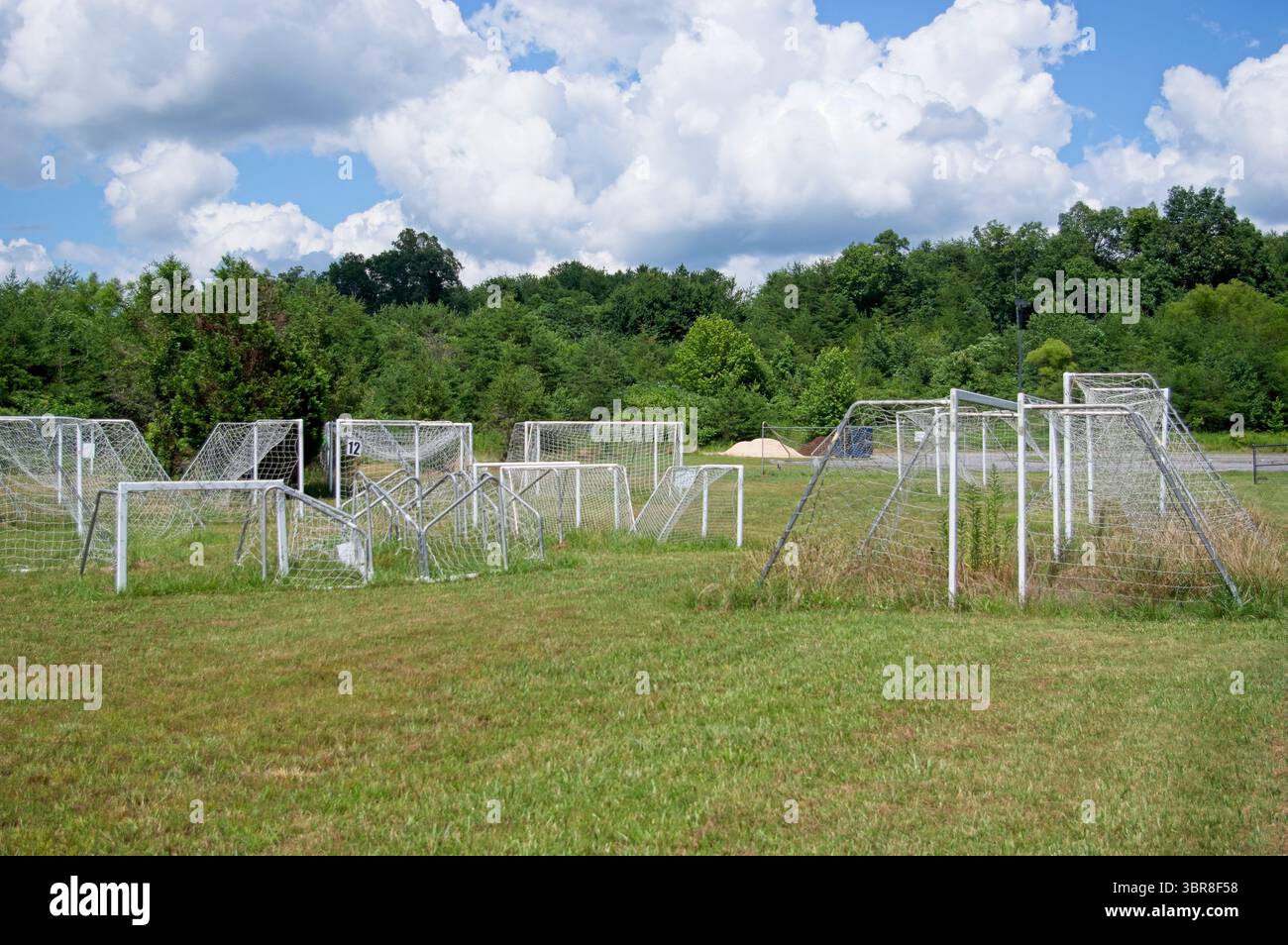 Goal di calcio di riserva immagazzinati in un campo Foto Stock