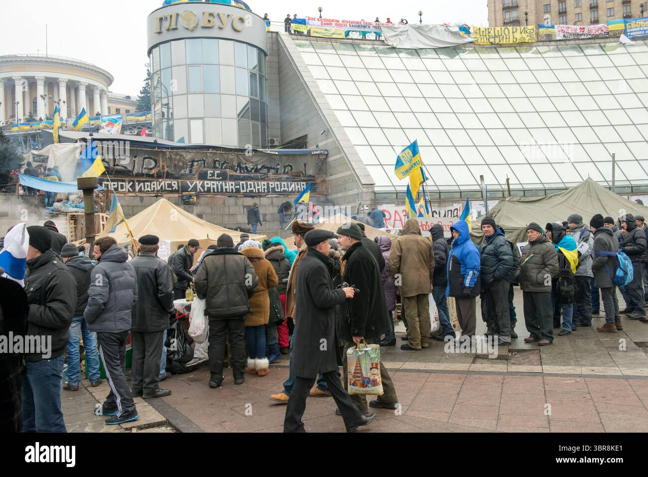 Le folle si radunano in Piazza indipendenza, esprimendo unità in mezzo alle proteste del 2013-2014. Foto Stock Le folle si radunano in Piazza indipendenza, esprimendo unità in mezzo alle proteste del 2013-2014. Foto Stock