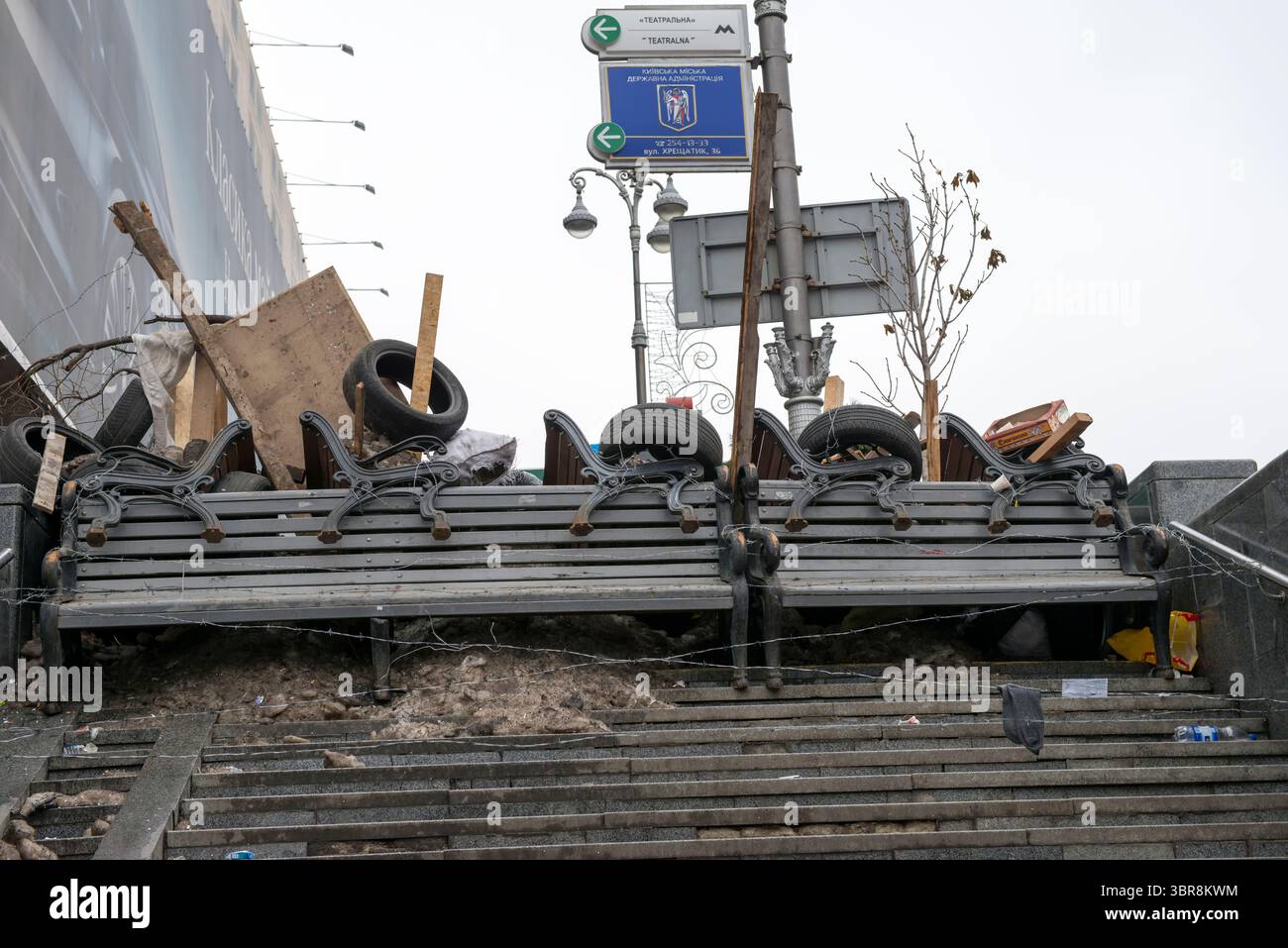 Le barricate costruite con panchine e pneumatici segnano Independence Square durante le proteste. Foto Stock