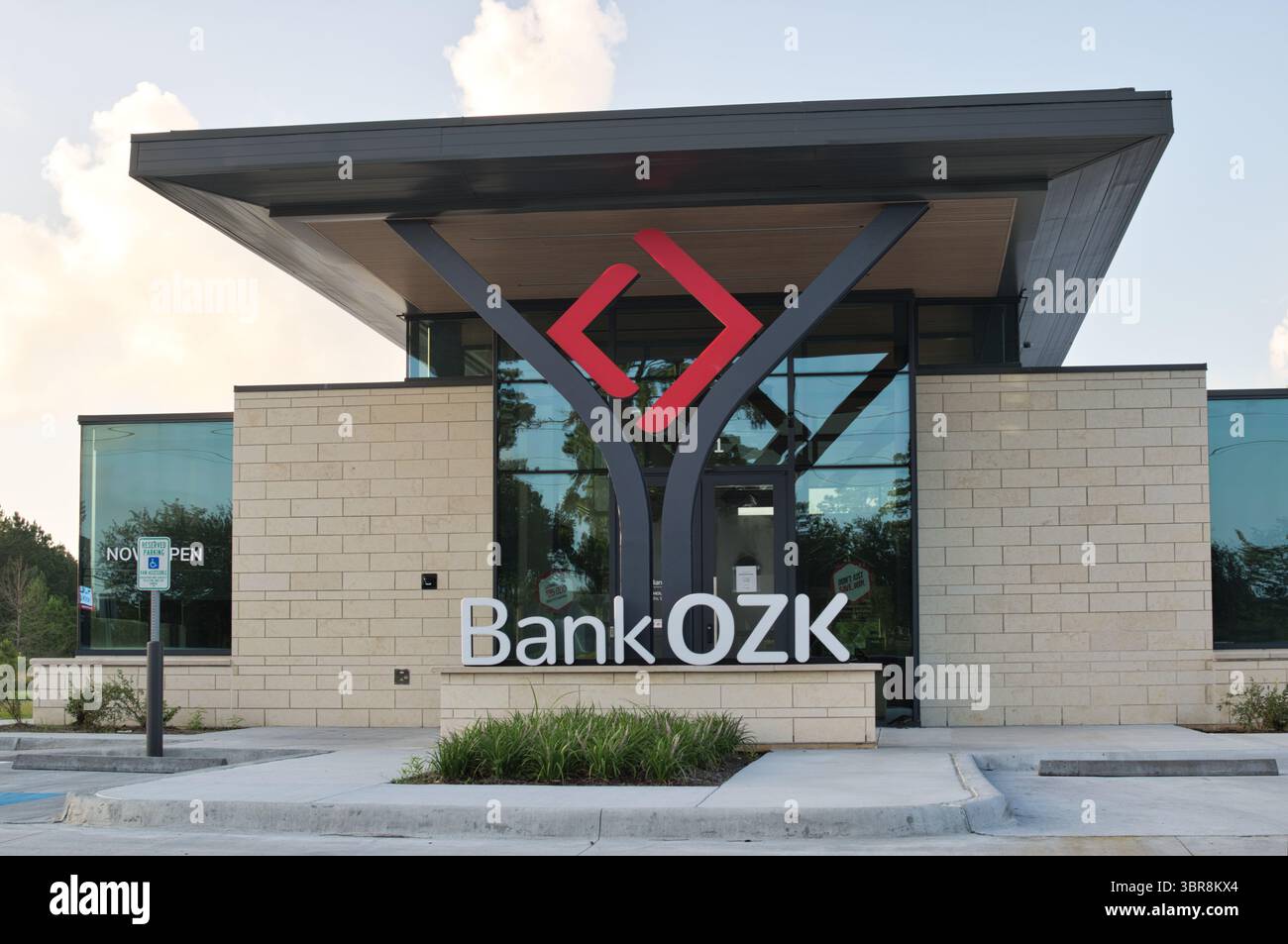 Houston, Texas Stati Uniti d'America 06-22-2025: Punto vendita della Banca OZK, sede esterna dell'istituto bancario finanziario. Foto Stock