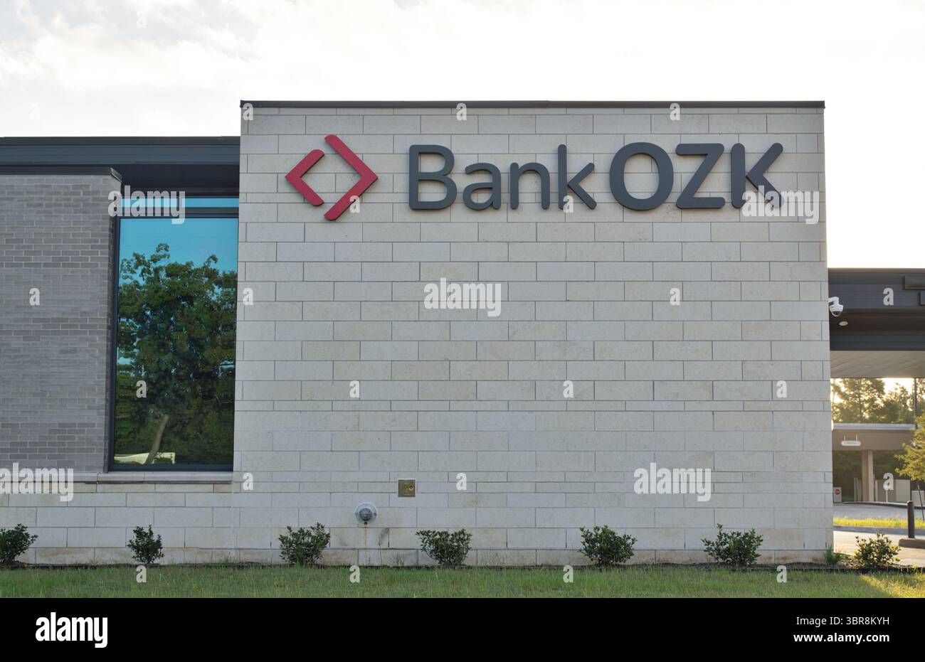 Houston, Texas Stati Uniti d'America 06-22-2025: Punto vendita della Banca OZK, sede esterna dell'istituto bancario finanziario. Foto Stock