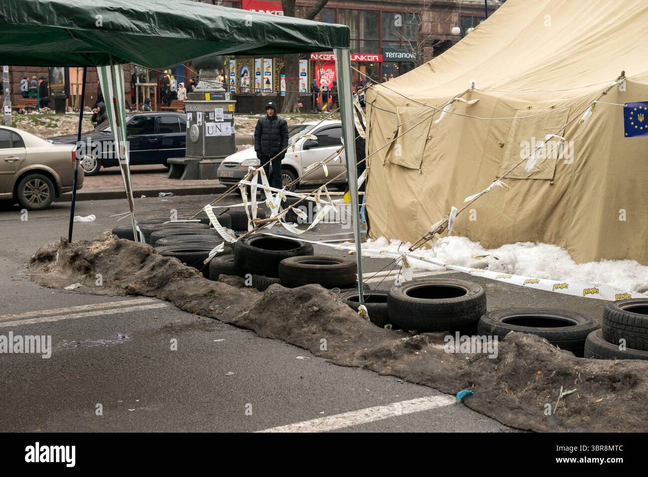 I manifestanti istituiscono tende improvvisate e barricate in Piazza indipendenza, Kiev. Foto Stock