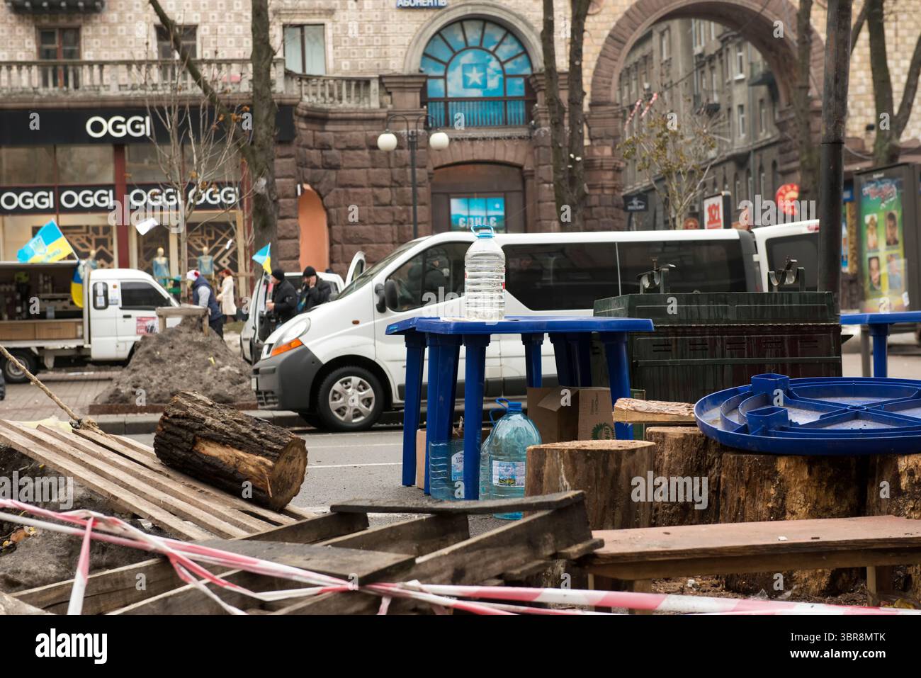 Gli attivisti organizzano forniture e infrastrutture nella Piazza indipendenza di Kiev nel 2013. Foto Stock