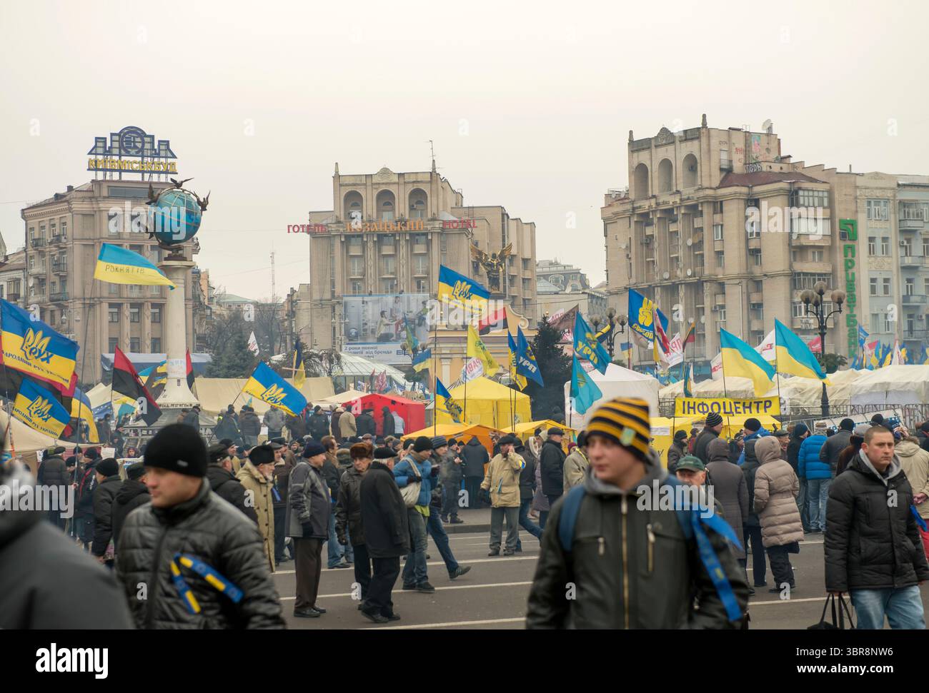 Le folle ondate di bandiere e striscioni in Piazza indipendenza durante le proteste di Kiev. Foto Stock