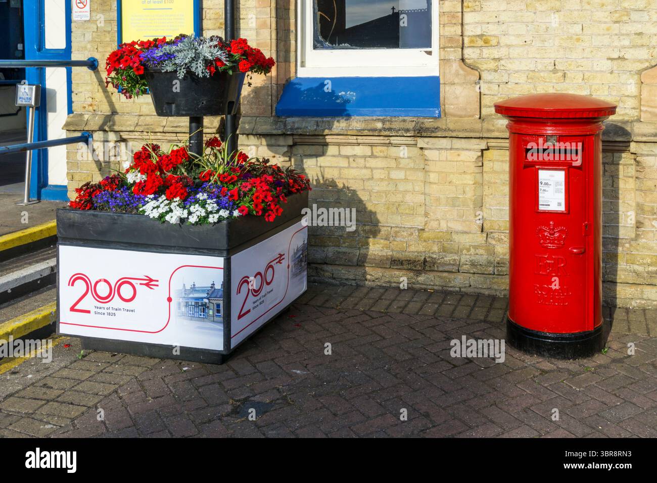 Un cartello alla stazione ferroviaria King's Lynn commemora 200 anni di viaggio in treno. Foto Stock