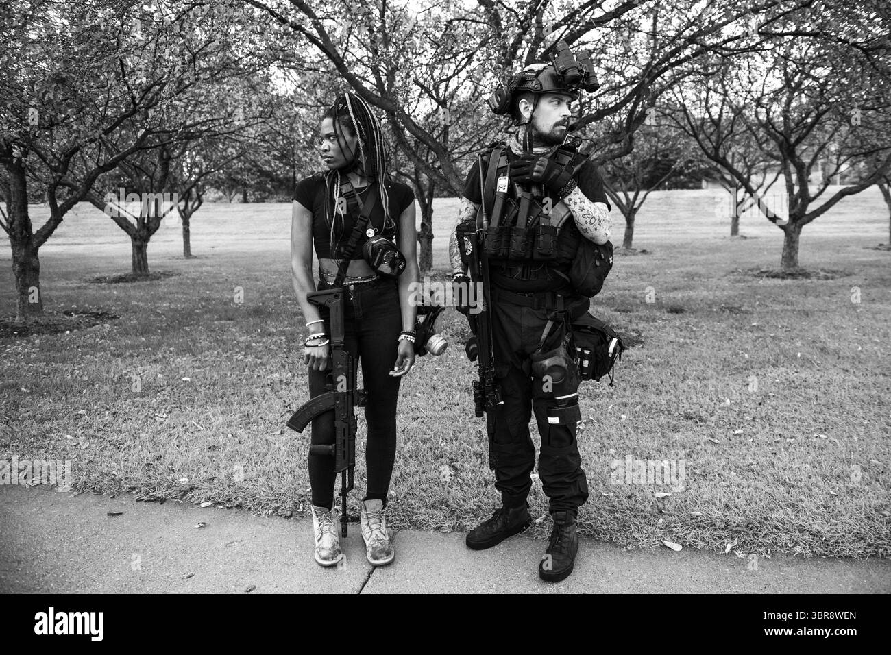 22 agosto 2020, Louisville, Kentucky, Stati Uniti: LOUISVILLE, KY - 22 AGOSTO: membri della National Patriotic Defense Team, una branca del gruppo di milizie di estrema destra, i tre Percenter si trovano vicino all'evento Taylor-Made Women's Empowerment Event a Vibes presentato da Until Freedom to''assicurati che le cose rimangano tranquille il primo giorno della BreonnaCon a Louisville, Kentucky, il 22 agosto 2020. (Immagine di credito: © Imagespace via cavo ZUMA) Foto Stock