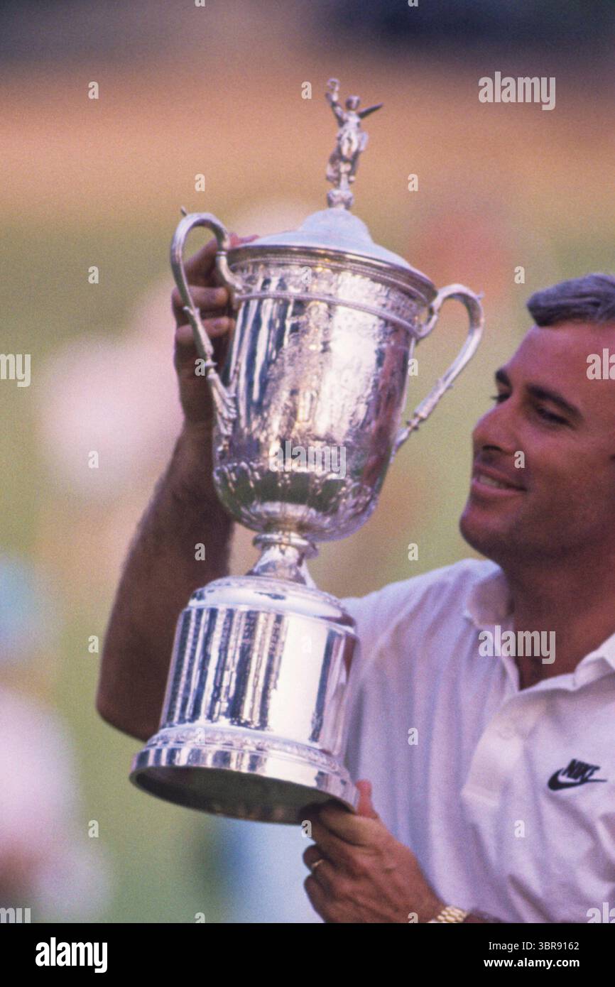 Curtis Strange con il trofeo vincitore degli US Open 1988 le sue due major sono state le U.S. Open 1988 e 1989. Strange è una delle sole due persone negli ultimi 83 anni che hanno vinto gli U.S. Open per due anni consecutivi. Credito immagine USA: Segna Newcombe / Trofeo visionsingolf.com in un individuo a proprio piacimento. Lo U.S. Open Championship Trophy, assegnato annualmente dalla United States Golf Association (USGA), è uno dei premi più prestigiosi del golf. Presentato per la prima volta nel 1895, è diventato un simbolo di resilienza, eccellenza e vittoria sotto pressione. Detenute da leggende come Jack Nicklaus, Tiger Woods, Foto Stock