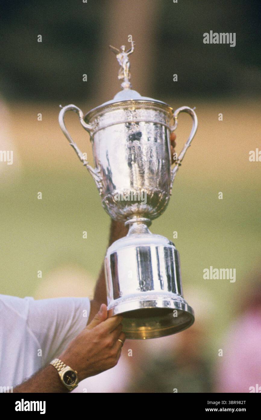 Curtis Northrup Strange vince nel 1989 lo United States Open Championship, comunemente noto come U.S. Open al Country Club, situato a Brookline, Massachusetts. Golfista professionista e commentatore televisivo. È il vincitore di titoli consecutivi degli U.S. Open e membro della World Golf Hall of Fame. Trofeo in un individuo a proprio piacimento. Lo U.S. Open Championship Trophy, assegnato annualmente dalla United States Golf Association (USGA), è uno dei premi più prestigiosi del golf. Presentato per la prima volta nel 1895, è diventato un simbolo di resilienza, eccellenza e vittoria sotto pressione. Tenuto da legen Foto Stock