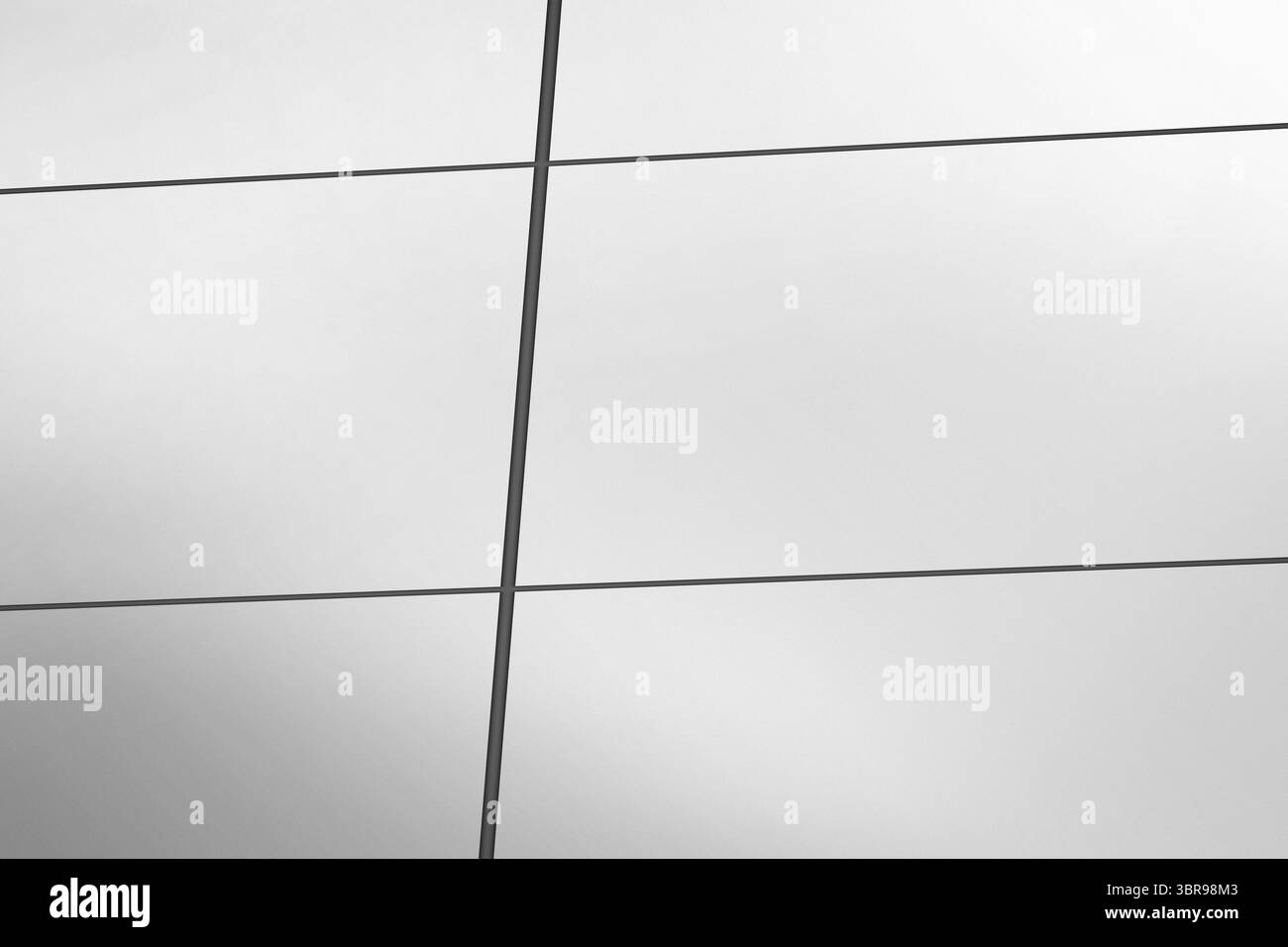 La facciata a parete in vetro dal design piatto è caratterizzata da pannelli riflettenti e griglia di mullion in metallo scuro Foto Stock