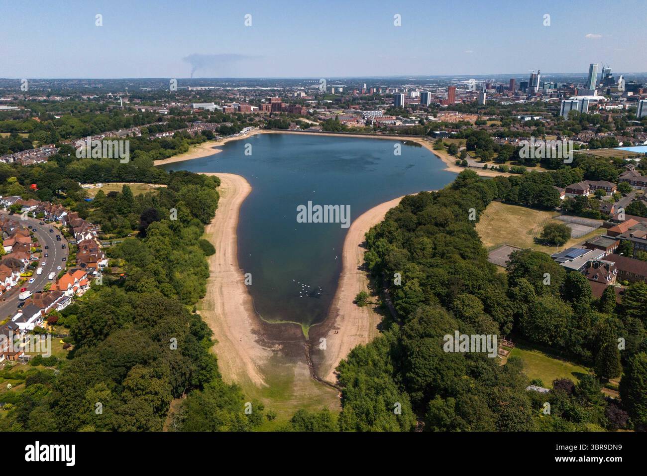 Edgbaston Reservoir, Birmingham 11 luglio 2025. Il bacino idrico del centro di Birmingham è molto basso venerdì 11 luglio, in quanto l'utilizzo dell'acqua è aumentato a causa della mancanza di pioggia e delle alte temperature. L'acqua di solito lambisce sulla linea dell'albero quando il letto d'acqua è pieno. Il Regno Unito si trova nel mezzo della sua terza ondata di calore con temperature che raggiungono i 33 gradi celsius. Crediti: British News and Media/Alamy Live News Foto Stock Edgbaston Reservoir, Birmingham 11 luglio 2025. Il bacino idrico del centro di Birmingham è molto basso venerdì 11 luglio, in quanto l'utilizzo dell'acqua è aumentato a causa della mancanza di pioggia e delle alte temperature. L'acqua di solito lambisce sulla linea dell'albero quando il letto d'acqua è pieno. Il Regno Unito si trova nel mezzo della sua terza ondata di calore con temperature che raggiungono i 33 gradi celsius. Crediti: British News and Media/Alamy Live News Foto Stock