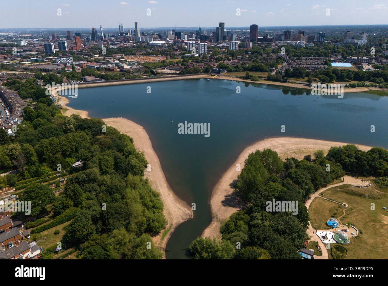 Edgbaston Reservoir, Birmingham 11 luglio 2025. Il bacino idrico del centro di Birmingham è molto basso venerdì 11 luglio, in quanto l'utilizzo dell'acqua è aumentato a causa della mancanza di pioggia e delle alte temperature. L'acqua di solito lambisce sulla linea dell'albero quando il letto d'acqua è pieno. Il Regno Unito si trova nel mezzo della sua terza ondata di calore con temperature che raggiungono i 33 gradi celsius. Crediti: British News and Media/Alamy Live News Foto Stock Edgbaston Reservoir, Birmingham 11 luglio 2025. Il bacino idrico del centro di Birmingham è molto basso venerdì 11 luglio, in quanto l'utilizzo dell'acqua è aumentato a causa della mancanza di pioggia e delle alte temperature. L'acqua di solito lambisce sulla linea dell'albero quando il letto d'acqua è pieno. Il Regno Unito si trova nel mezzo della sua terza ondata di calore con temperature che raggiungono i 33 gradi celsius. Crediti: British News and Media/Alamy Live News Foto Stock