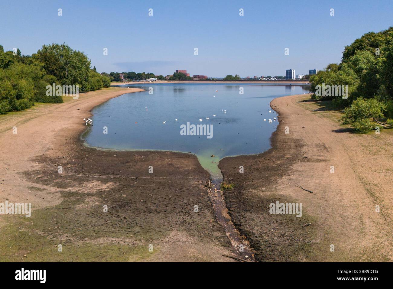 Edgbaston Reservoir, Birmingham 11 luglio 2025. Il bacino idrico del centro di Birmingham è molto basso venerdì 11 luglio, in quanto l'utilizzo dell'acqua è aumentato a causa della mancanza di pioggia e delle alte temperature. L'acqua di solito lambisce sulla linea dell'albero quando il letto d'acqua è pieno. Il Regno Unito si trova nel mezzo della sua terza ondata di calore con temperature che raggiungono i 33 gradi celsius. Crediti: British News and Media/Alamy Live News Foto Stock Edgbaston Reservoir, Birmingham 11 luglio 2025. Il bacino idrico del centro di Birmingham è molto basso venerdì 11 luglio, in quanto l'utilizzo dell'acqua è aumentato a causa della mancanza di pioggia e delle alte temperature. L'acqua di solito lambisce sulla linea dell'albero quando il letto d'acqua è pieno. Il Regno Unito si trova nel mezzo della sua terza ondata di calore con temperature che raggiungono i 33 gradi celsius. Crediti: British News and Media/Alamy Live News Foto Stock