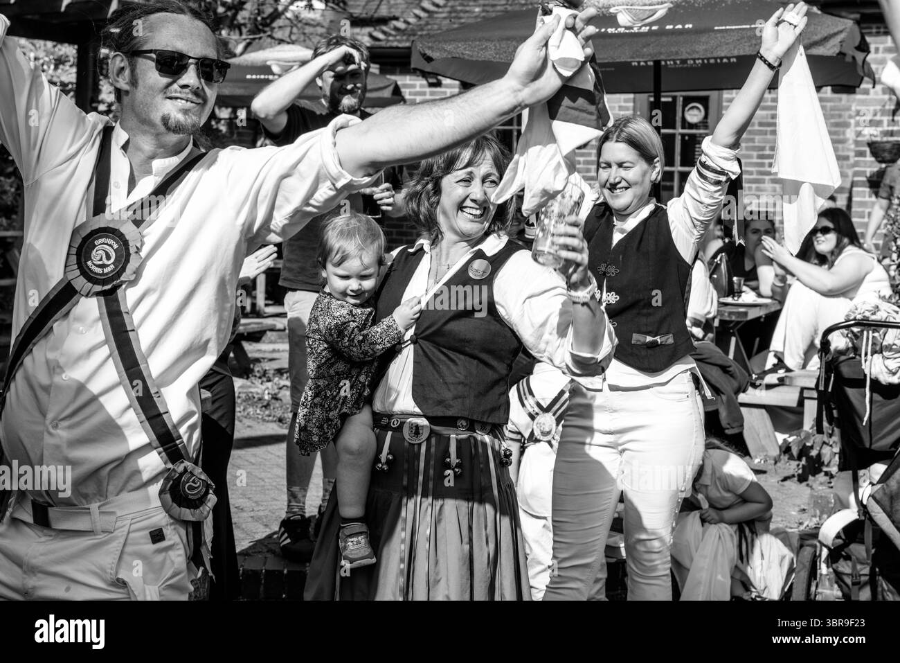 Gruppi di ballo Morris provenienti da tutto il Sussex che si divertono fuori dal Dorset Arms Pub durante l'evento annuale 'Sussex Day of Dance', Lewes, Regno Unito. Foto Stock