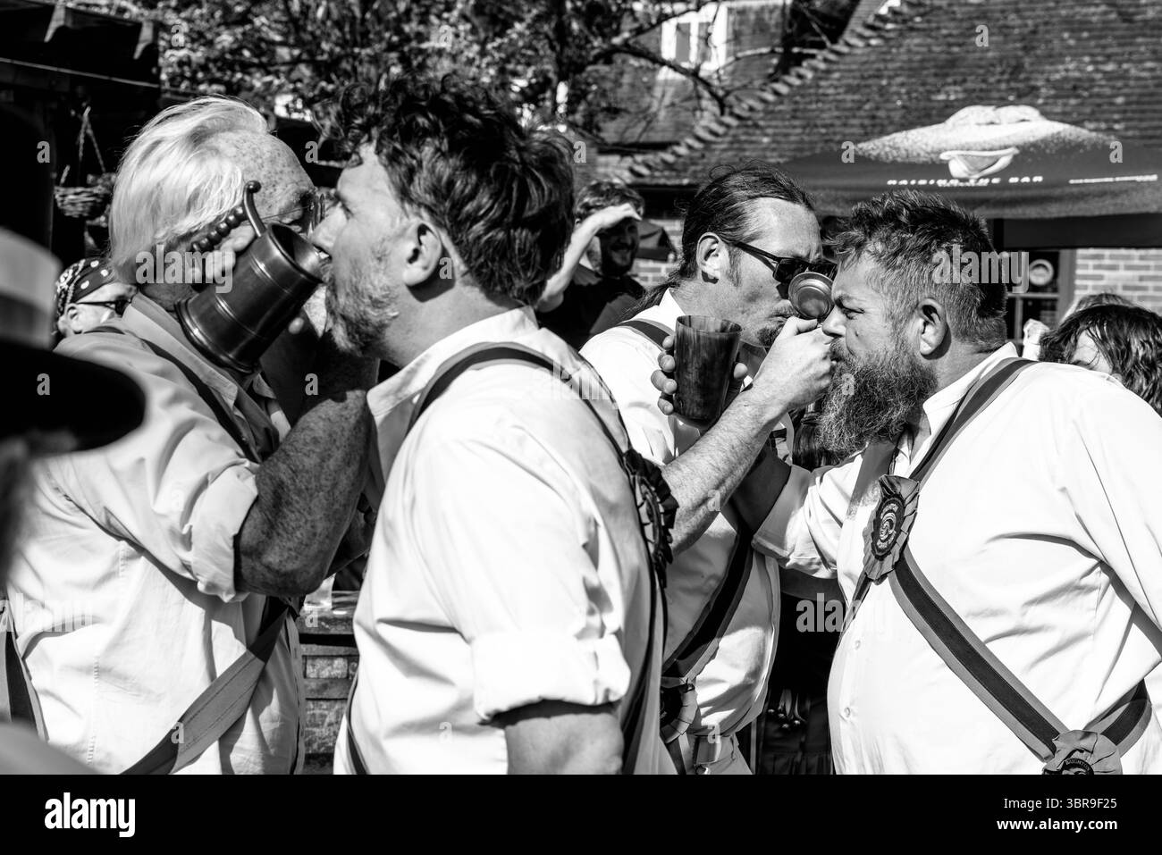 Gruppi di ballo Morris provenienti da tutto il Sussex che si divertono fuori dal Dorset Arms Pub durante l'evento annuale 'Sussex Day of Dance', Lewes, Regno Unito. Foto Stock