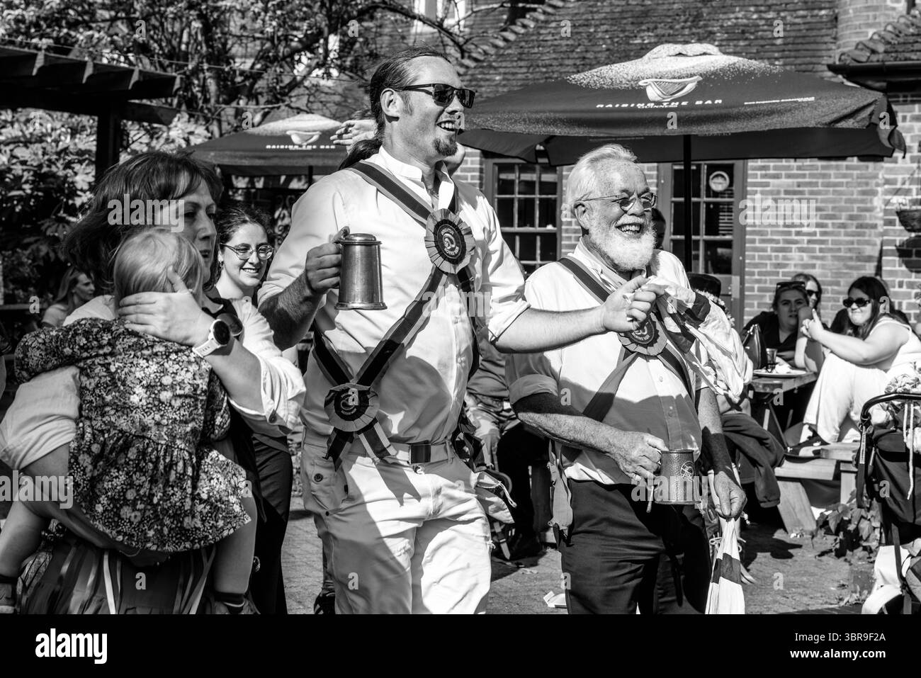 Gruppi di ballo Morris provenienti da tutto il Sussex che si divertono fuori dal Dorset Arms Pub durante l'evento annuale 'Sussex Day of Dance', Lewes, Regno Unito. Foto Stock