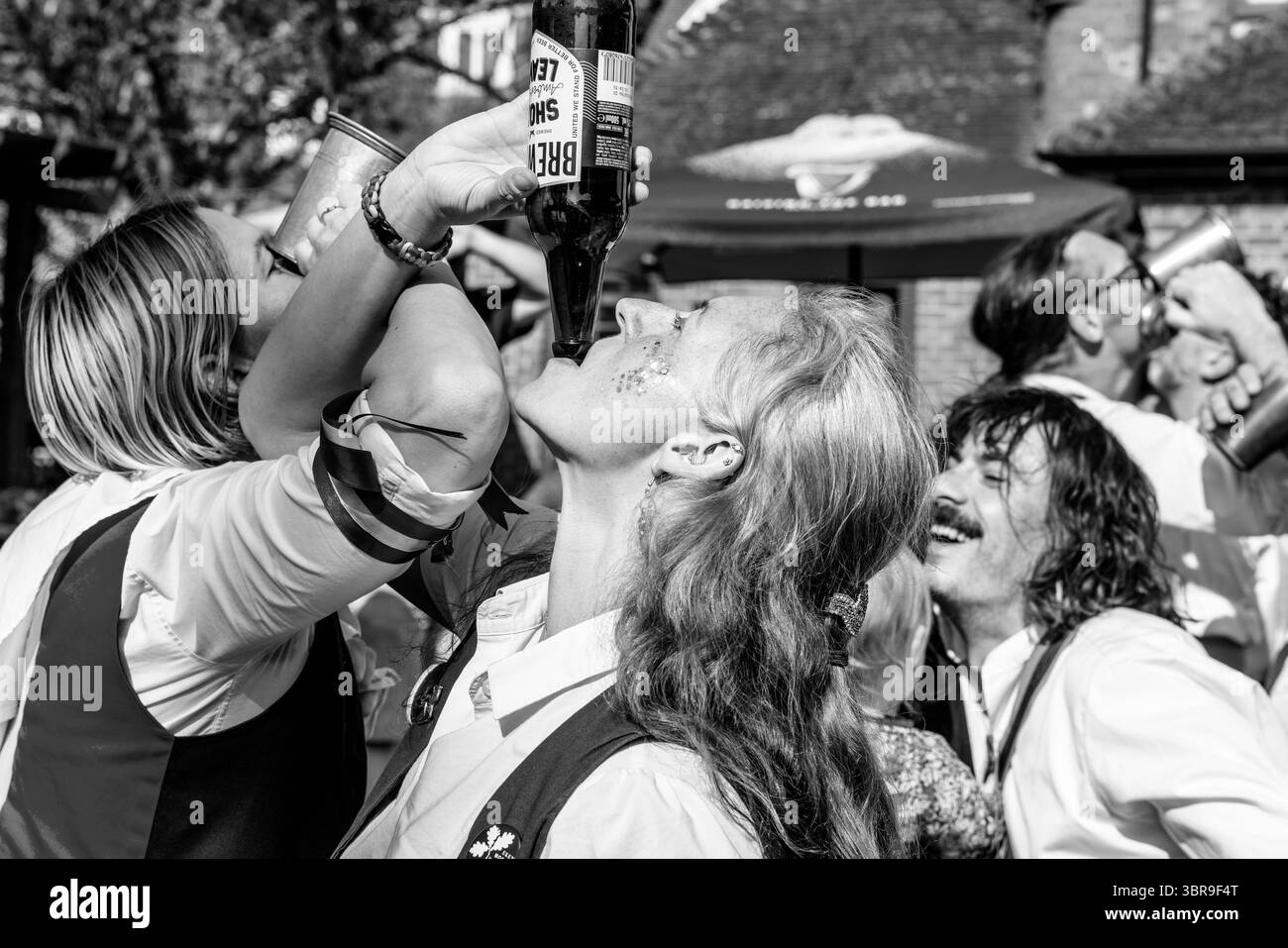 Gruppi di ballo Morris provenienti da tutto il Sussex che si divertono fuori dal Dorset Arms Pub durante l'evento annuale 'Sussex Day of Dance', Lewes, Regno Unito. Foto Stock
