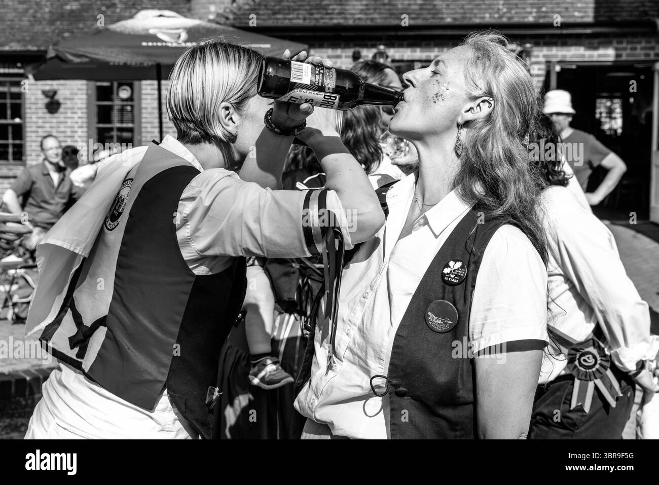 Gruppi di ballo Morris provenienti da tutto il Sussex che si divertono fuori dal Dorset Arms Pub durante l'evento annuale 'Sussex Day of Dance', Lewes, Regno Unito. Foto Stock