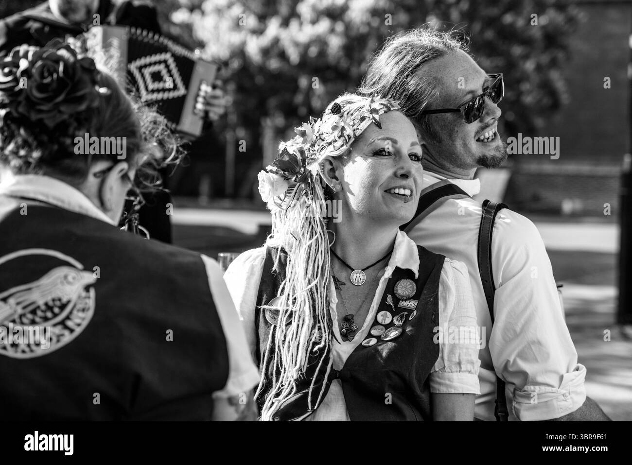 Gruppi di ballo Morris provenienti da tutto il Sussex che si divertono fuori dal Dorset Arms Pub durante l'evento annuale 'Sussex Day of Dance', Lewes, Regno Unito. Foto Stock