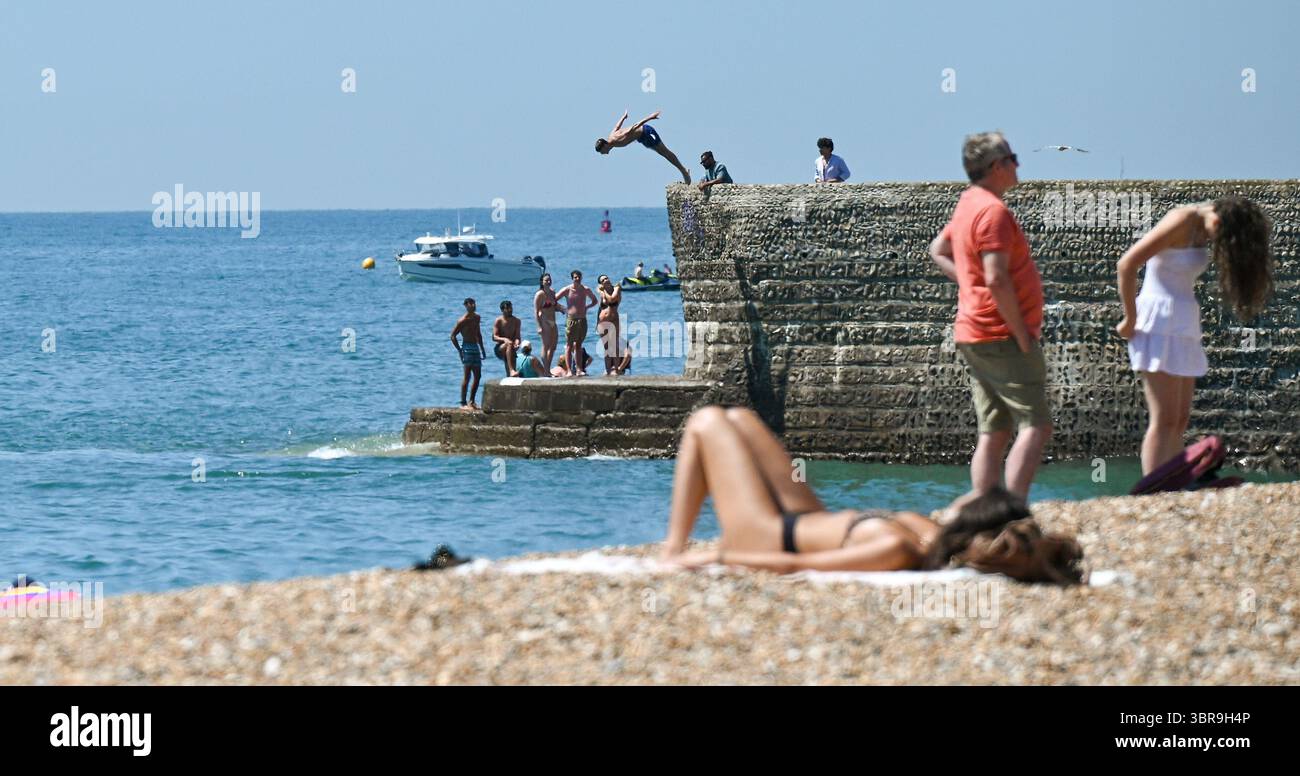 Brighton Regno Unito 11 luglio 2025 - le folle godono del caldo sole sulla spiaggia di Brighton durante la terza ondata di caldo dell'estate finora con temperature negli anni '30 di nuovo in alcune parti della Gran Bretagna: Credit Simon Dack / Alamy Live News Foto Stock
