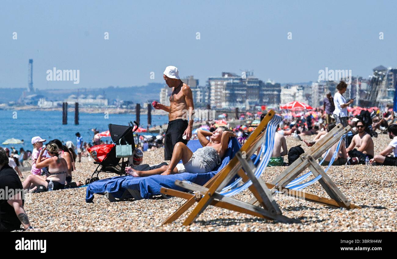 Brighton Regno Unito 11 luglio 2025 - le folle godono del caldo sole sulla spiaggia di Brighton durante la terza ondata di caldo dell'estate finora con temperature negli anni '30 di nuovo in alcune parti della Gran Bretagna: Credit Simon Dack / Alamy Live News Foto Stock