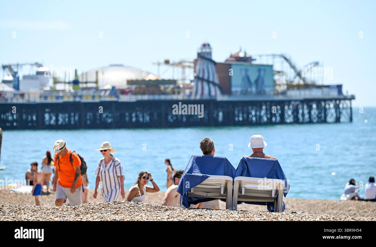 Brighton Regno Unito 11 luglio 2025 - le folle godono del caldo sole sulla spiaggia di Brighton durante la terza ondata di caldo dell'estate finora con temperature negli anni '30 di nuovo in alcune parti della Gran Bretagna: Credit Simon Dack / Alamy Live News Foto Stock