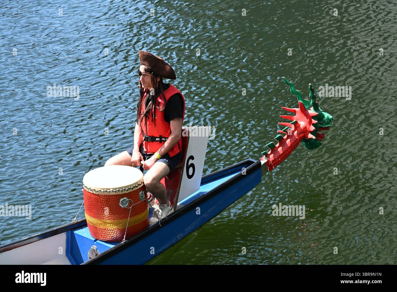 Un batterista di Dragon Boat in costume da pirata al Canary Wharf Docks - Londra Regno Unito Foto Stock