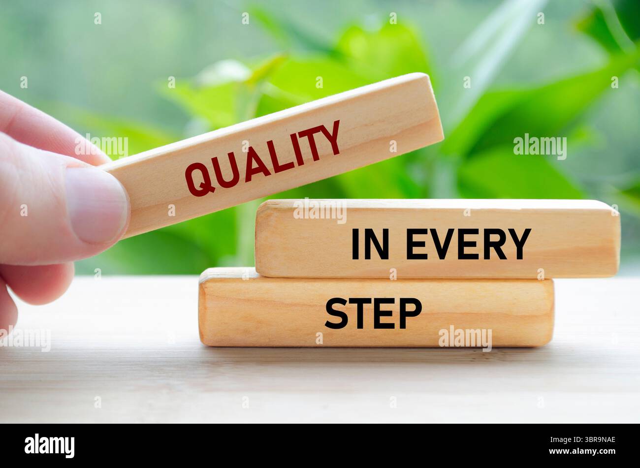 La qualità in ogni fase del testo su blocchi di legno, tenuto con cura, simboleggia il miglioramento continuo e la concentrazione. Foto Stock