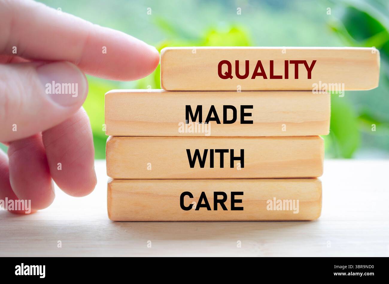 Il testo di qualità realizzato con cura su blocchi di legno che vengono spinti delicatamente a mano rappresenta una cura artigianale attenta e intenzionale. Foto Stock