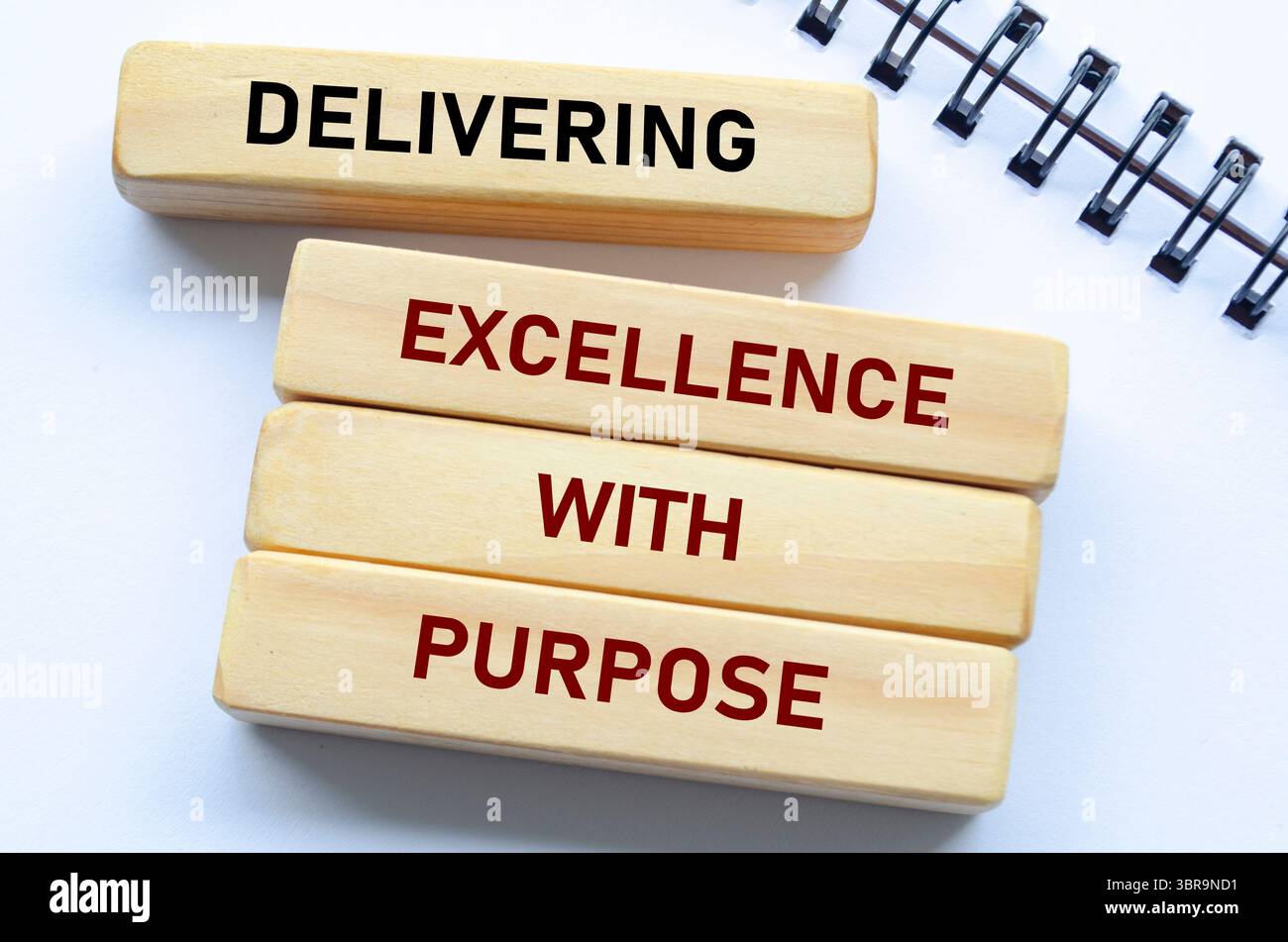 Eccellenza con testo su blocchi di legno. Concetto di consegna di qualità. Foto Stock