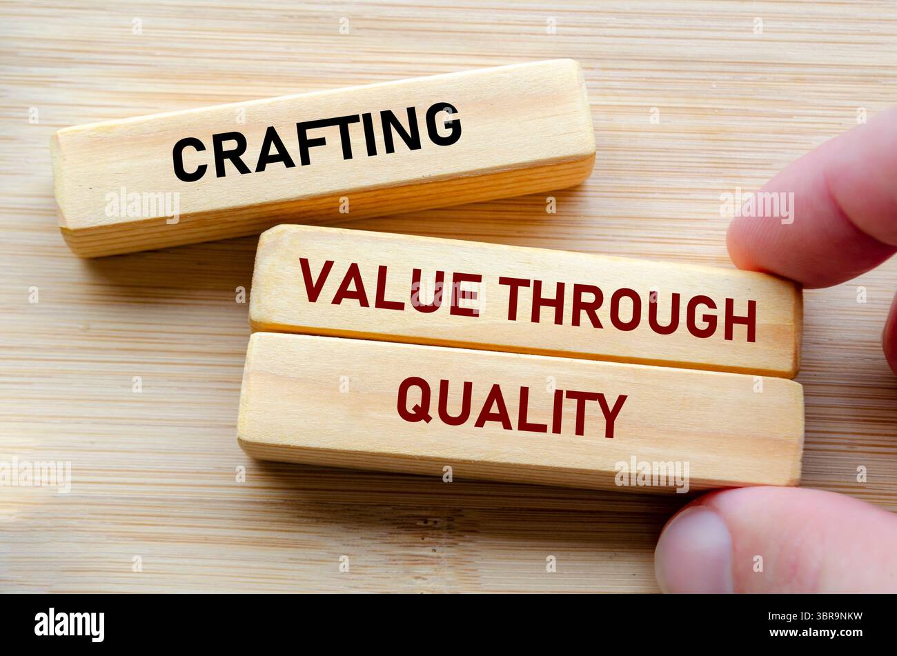 Creare valore attraverso testi di qualità su blocchi di legno rappresenta la base dell'eccellenza e della dedizione in ogni dettaglio. Foto Stock
