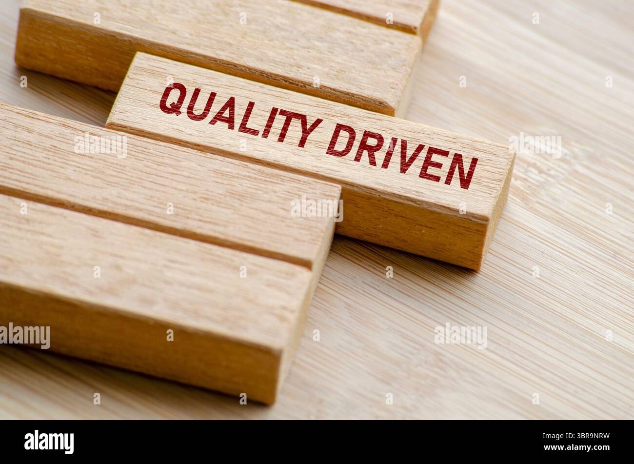 Testo basato sulla qualità su blocchi di legno. Concetto di business e controllo di qualità. Foto Stock