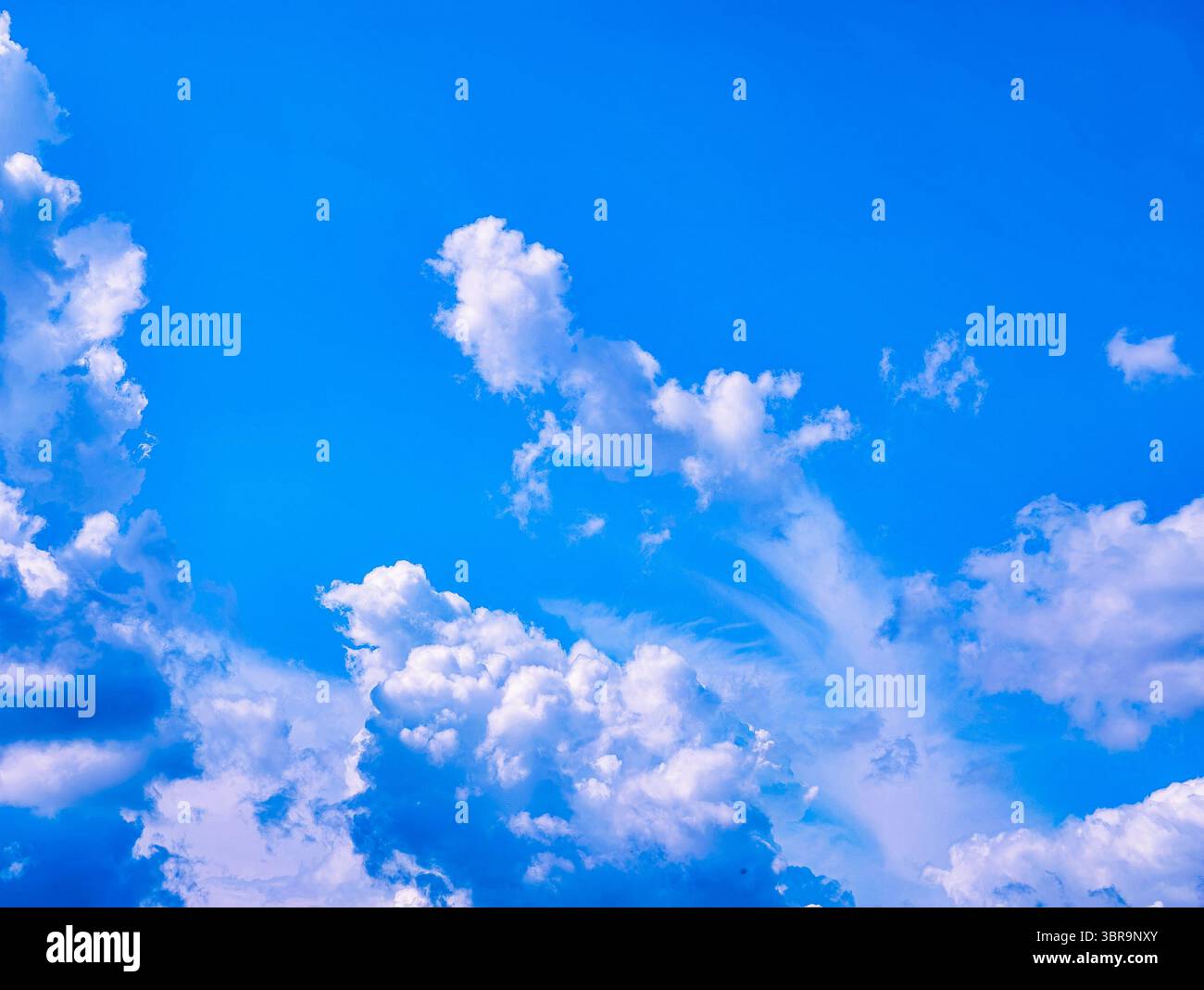 Sfondo Nuvola astratta Vibrant Blue Sky. Sfondo ad alta risoluzione per telefoni, tablet, laptop, TV. Ideale per social media, marketing, Web Design Foto Stock