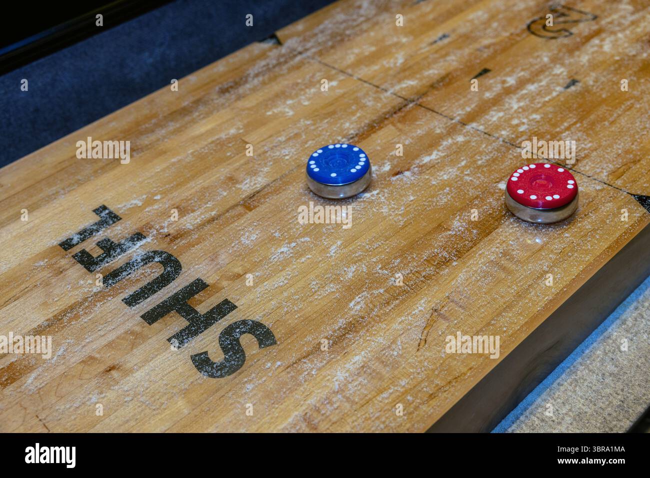 Tavolo shuffleboard in un bar di Londra. Foto Stock
