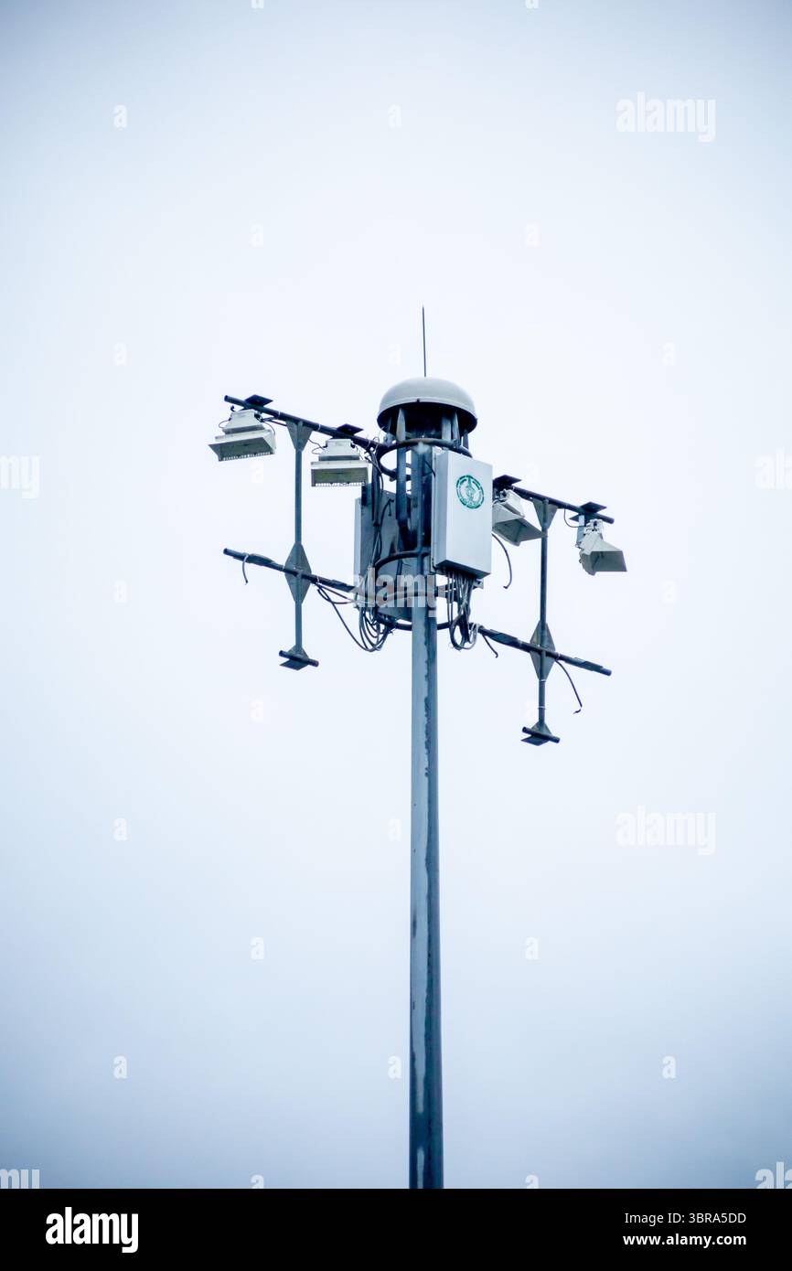 Telecamera CCTV per esterni, guardia di sicurezza con sfondo blu Foto Stock