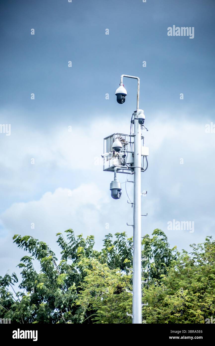 Telecamera CCTV per esterni, guardia di sicurezza con sfondo blu Foto Stock