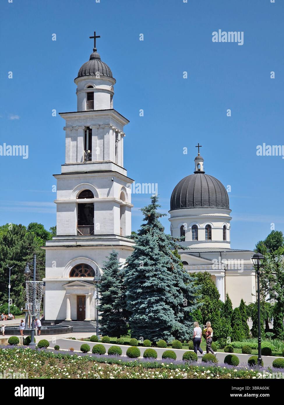 CHISINAU, MOLDAVIA - 20 GIUGNO 2025 la Cattedrale metropolitana Natività del Signore con il campanile, fulcro architettonico della capitale moldava. Foto Stock