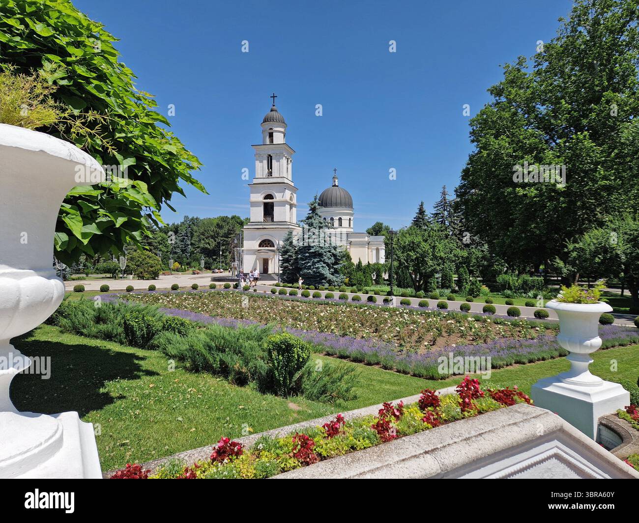 CHISINAU, MOLDAVIA - 20 GIUGNO 2025 la Cattedrale metropolitana Natività del Signore con il campanile, fulcro architettonico della capitale moldava. Foto Stock