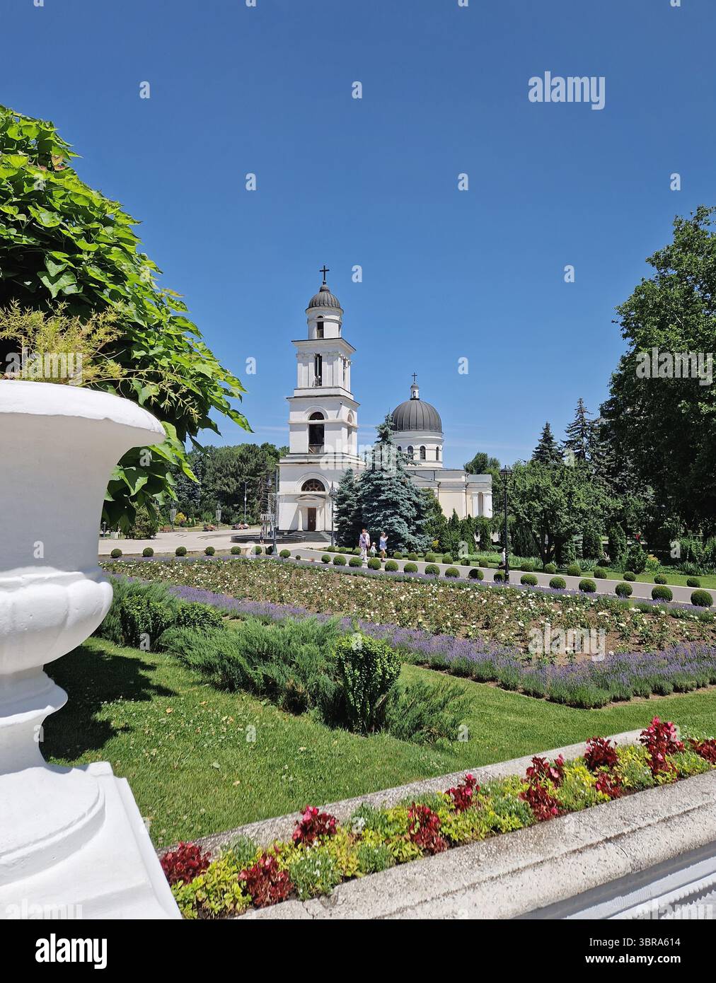 CHISINAU, MOLDAVIA - 20 GIUGNO 2025 la Cattedrale metropolitana Natività del Signore con il campanile, fulcro architettonico della capitale moldava. Foto Stock