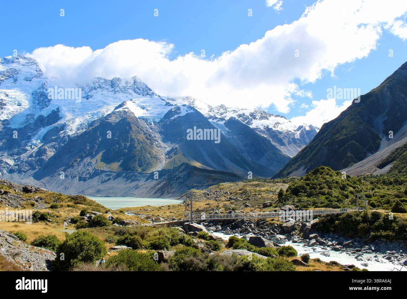 Vista panoramica dall'inizio della pista della Hooker Valley ad Aoraki / Parco Nazionale del Monte Cook, Isola del Sud, nuova Zelanda. Picchi innevati e al Foto Stock